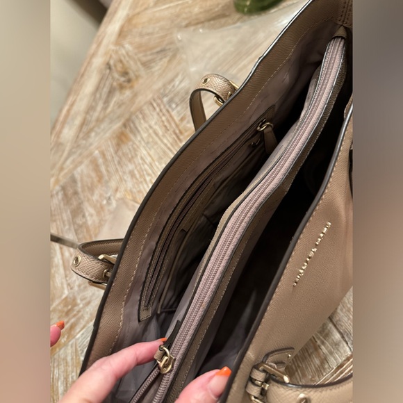 Michael Kors Voyager Tote Bag - Picture 13 of 16